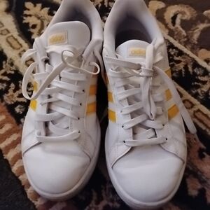 Adidas Mens SZ 8 CloudFoam White w/Yellow Stripes Leather HWI 28y001
